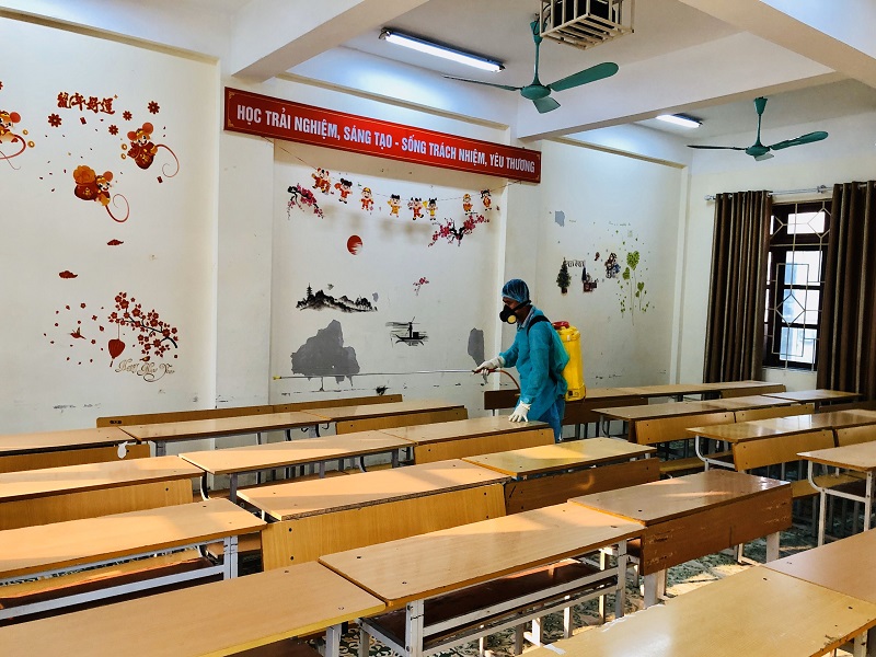 Vệ sinh phòng học và khuân viên nhà trường để phòng chống covid 19
